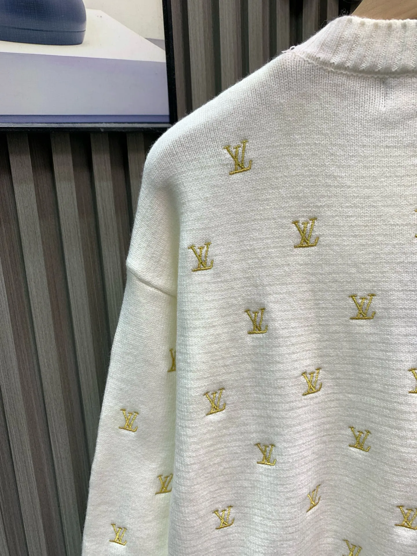 🅿️370 🀄️ Louis Vuitton Louis Vuitton 1*v full logo small embroidered round neck sweater. Originally purchased after 15,000. Fei Dong co-branded series. Fixed color and dyed sheep wool material. 7S special custom-woven and dyed yarn. Hanging wool tissue woven piece. Made of sheep wool material knitted piece. The texture of the fabric is clear and rich. The whole piece is made with full embroidery technology. There are about 168 small embroideries. The embroidery uses fixed-dyed matte embroidery thread on the board and the stitch embroidery process. The pattern is embroidered with thousands of Tajima machine needles. The fine stitching method is dense and ultra-high density without revealing white. The pattern is clear and the lines and three-dimensional sense are strong to enrich the overall picture space. Special cotton wool material is washed and treated. The elastic fiber of sheep wool gives the fabric a high degree of resilience, allowing the clothes to maintain a lasting freshness and durability. Due to its fiber structure and special scale structure, sheep wool also has excellent warmth retention properties and anti-wrinkle properties. Keeps you warm and looks stylish